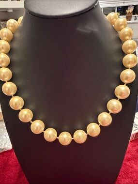 Vintage Gold acrylic faux Pearl Bead Necklace 17.5”